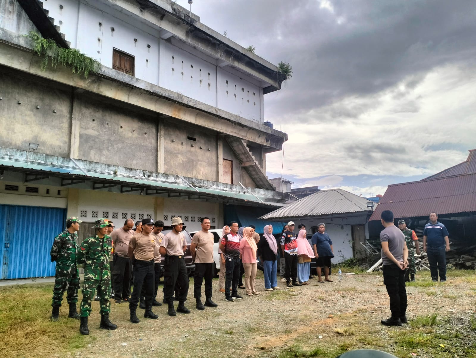 Kapolsek Kota Manna Iptu Revi Hari Sona memipin kegiatan kebersihan di kawasan Pasar Mulia.